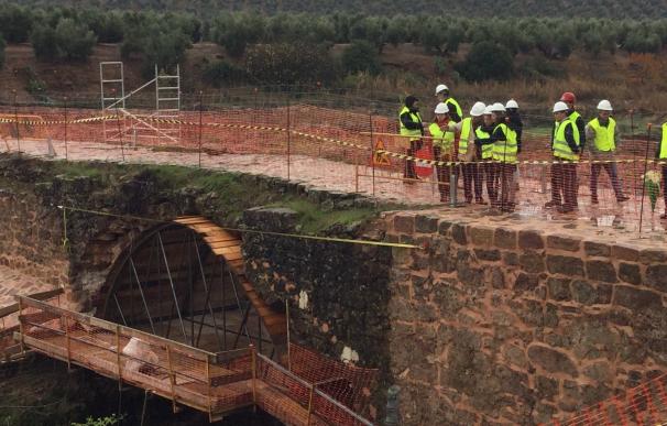 La Junta avanza en la restauración del Puente Mocho con actuaciones en la calzada y en las bóvedas intermedias
