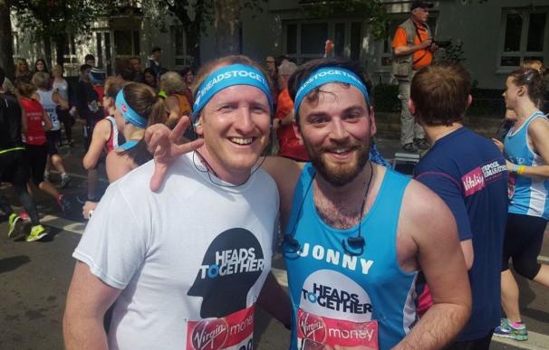 Neil Laybourne (izquierda) y Jonny Benjamin (derecha) en el maratón de Londres.