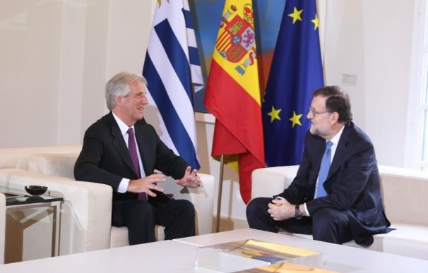 Rajoy pasa revista a la relación bilateral y a la agenda regional con el presidente de Uruguay