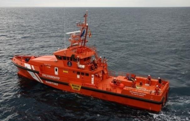 Buscan una patera con 33 personas a bordo, entre ellas tres mujeres, en el Mar de Alborán