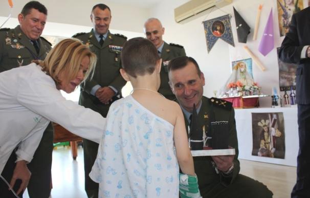 Menores ingresados en Materno Infantil reciben la visita de la Brigada Paracaidista y las Fusionadas