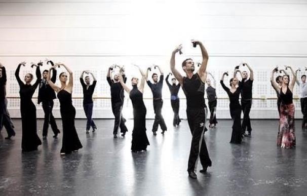 Bailarines del Ballet Nacional interpretan este martes fragmentos de una coreografía junto a personas con Parkinson
