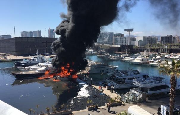 Mossos y Bomberos investigan el incendio de barcos en el Port Fòrum