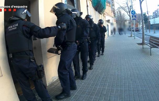 Seis detenidos en Barcelona, Toledo y Zafra por estafar a 340 ancianos haciéndose pasar por revisores del gas
