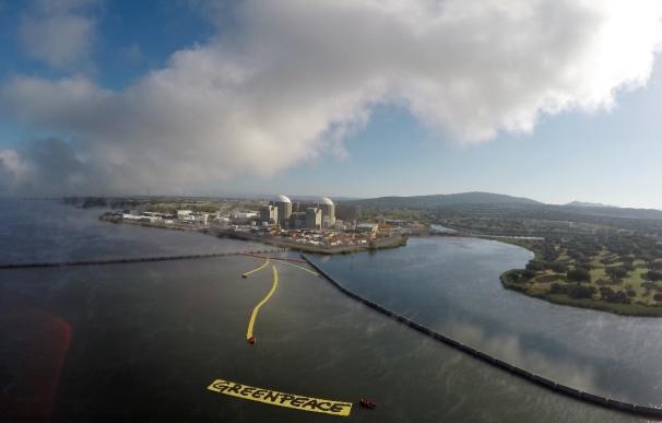 Greenpeace señala con una flecha gigante a la central nuclear de Almaraz (Cáceres) que es "la próxima en cerrar"