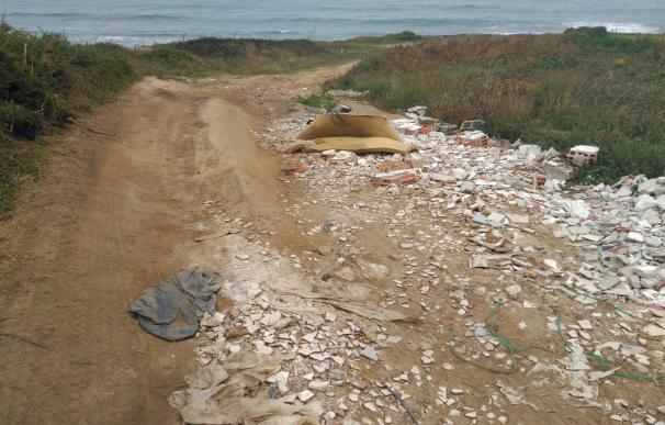 La Asociación Centinelas denuncia vertederos incontrolados en la costa de Santander