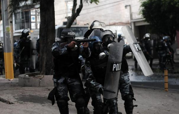 Zelaya denuncia que está "en peligro" y que la embajada brasileña está "rodeada"