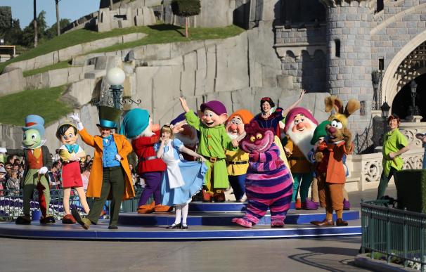 Los famosos felicitan a Disneyland París en su 25 aniversario al lado de Mickey Mouse
