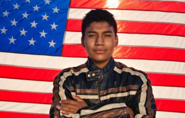 Muchos inmigrantes latinos llegaron de niños a EEUU y décadas después aún no tienen la nacionalidad.