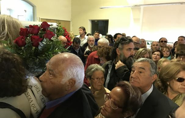 Familiares y allegados de Chacón se agolpan en el Ayuntamiento de Esplugues para despedirla