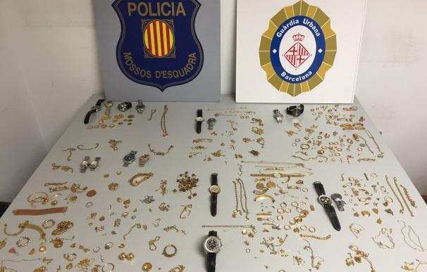 Detenida una pareja con un centenar de joyas de oro y relojes de lujo en Barcelona