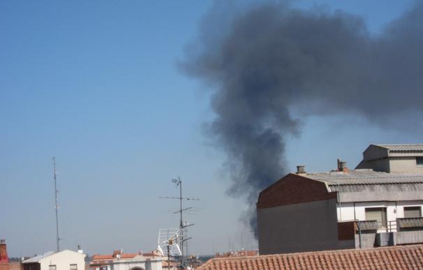 Los bomberos de Valladolid tratan de sofocar un incendio declarado en un taller de neumáticos