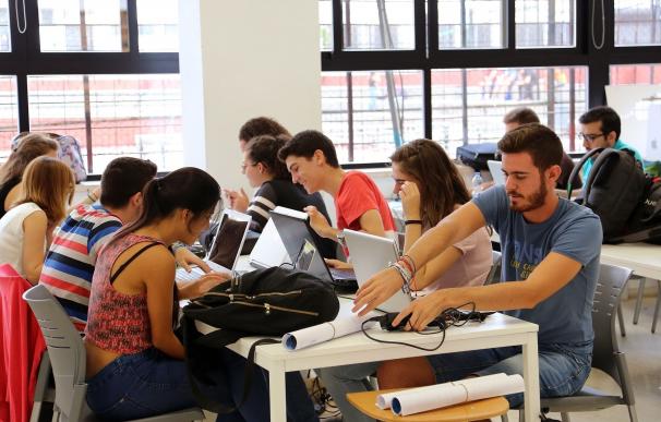 Más de la mitad de los futuros universitarios de España aspiran a trabajar en el extranjero, según IQS
