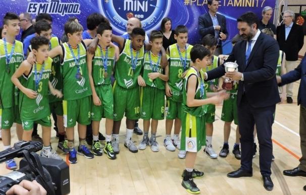 Fernández entrega los trofeos del Campeonato de España de Selecciones Autonómicas de Minibasket