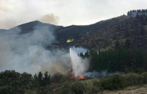 Activos 7 de los 18 incendios forestales registrados en Cantabria