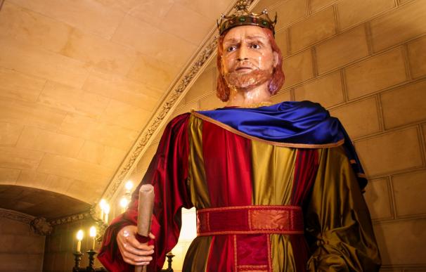 El Rey Sancho que reposa en el Consell luce vestimenta nueva debido al mal estado de la anterior
