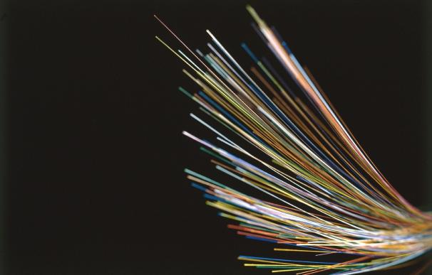 La CNMC mejora las condiciones para el despliegue de fibra óptica a través de los conductos de Telefónica