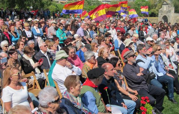 Cientos de personas recuerdan en la Vuelta del Castillo a los fusilados en la Guerra Civil