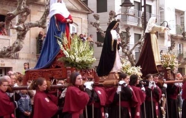 Miles de personas contemplan las procesiones de este Viernes Santo en Ferrol, Viveiro y Cangas