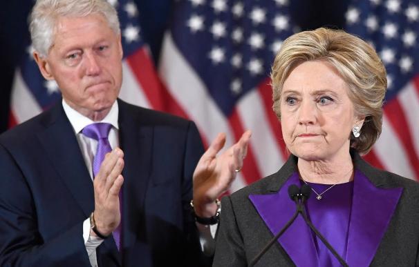 Hillary, escoltada por Bill Clinton, por fin ha hablado después de la derrota.