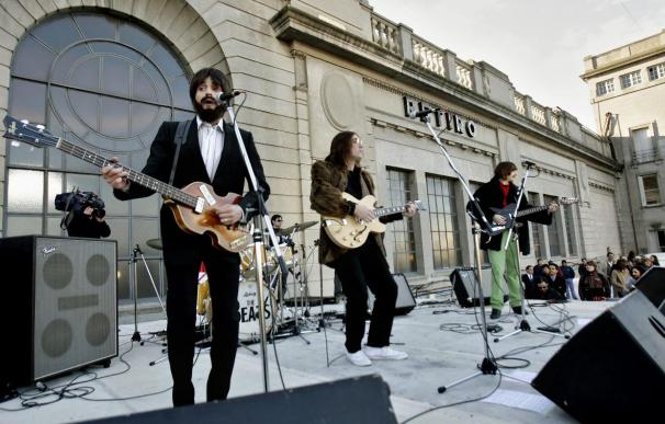 La "mejor banda Beatle del mundo" toca sobre los trenes de Buenos Aires