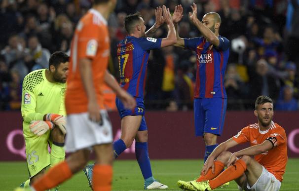 Oier, capitán de Osasuna, en el suelo tras un gol del Barcelona.
