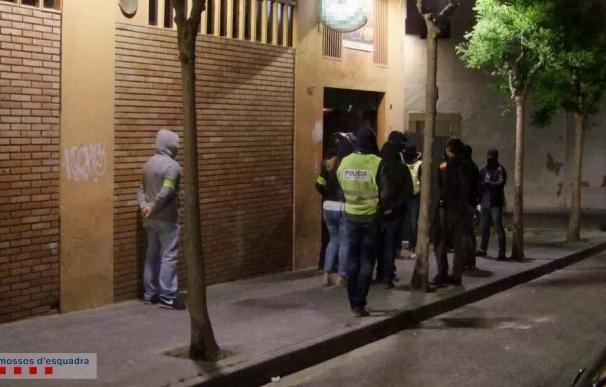 Tres detenidos en Tarragona por retener a un hombre y amenazarle con un arma