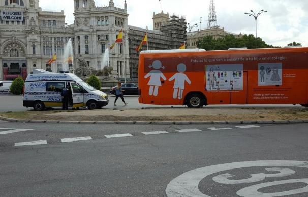 La Policía Municipal multa al nuevo autobús de HazteOír a su paso por Cibeles