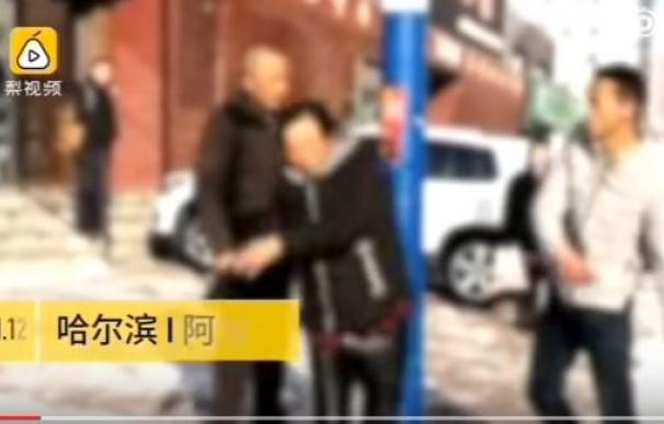 Un hijo pega a sus padres sin piedad en China por regalarle un piso demasiado pequeño