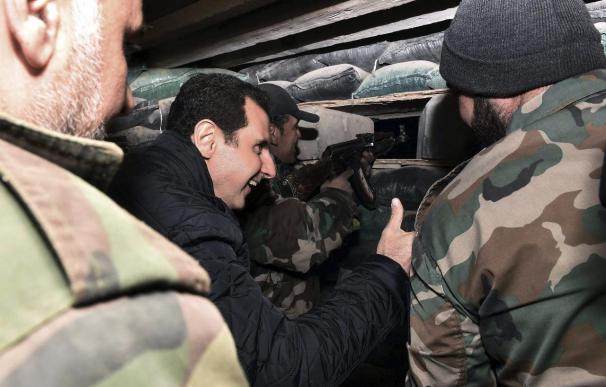 Al Asad aparece en público para visitar a las tropas sirias en el frente de la guerra