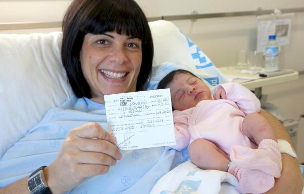Una niña riojana, la última con cheque-bebé; otra valenciana, la primera sin él