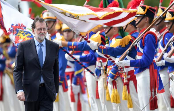 Rajoy pasa 100 horas lejos de España, récord en Moncloa, alejado del lío judicial
