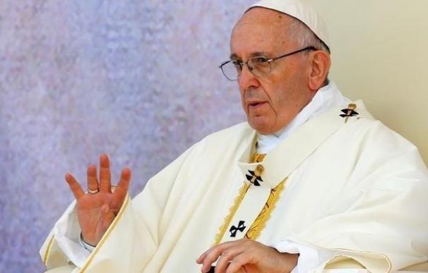 El Papa confiesa en una entrevista que duerme como un tronco y tiene alergia a los aduladores