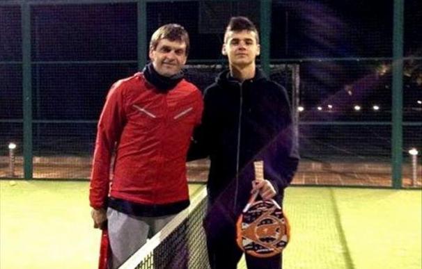 Tito Vilanova reaparece y acaba el año jugando un partido de pádel con su hijo