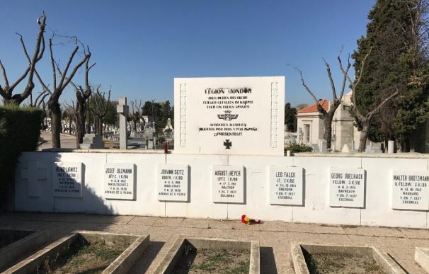 La Funeraria municipal retira el último vestigio de la Legión Cóndor del cementerio de La Almudena de Madrid