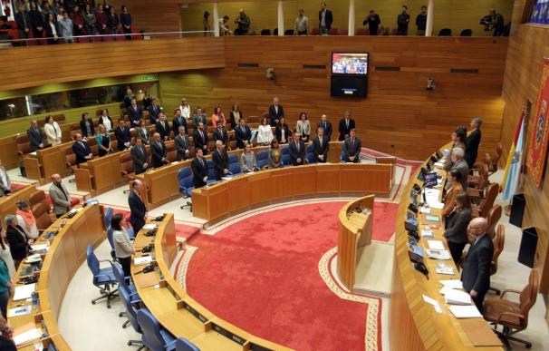 El pleno del Parlamento de Galicia guarda un minuto de silencio por las víctimas del naufragio