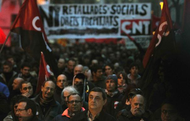 Más de 5.000 personas se manifiestan en Barcelona contra los recortes sociales