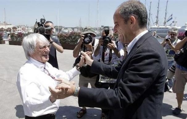 El expresident de la Comunidad Valenciana, Francisco Camps, saluda a Ecclestone