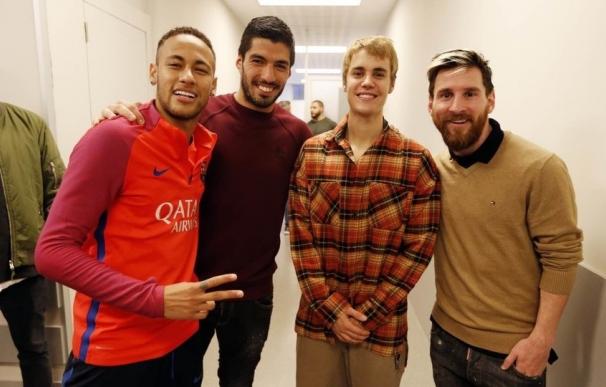 Justin Bieber visita un entrenamiento del FC Barcelona antes de su concierto en el Sant Jordi