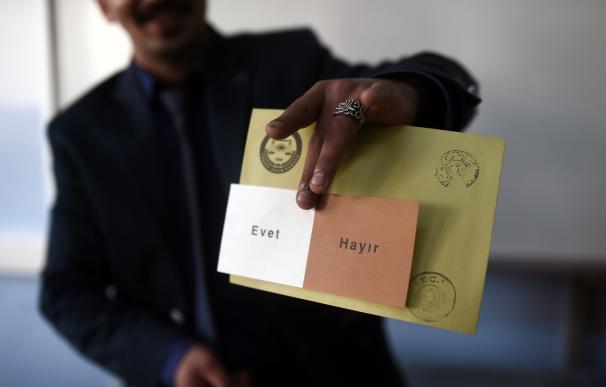 Turquía vota en referéndum crucial sobre los poderes de Erdogan