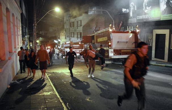 Asciende a 245 el número de muertos por un incendio en una discoteca en Brasil
