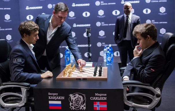 El noruego Carlsen, campeón mundial de ajedrez por tercera vez consecutiva