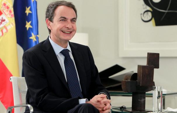 Zapatero comunica a Rajoy el compromiso político con los agentes sociales