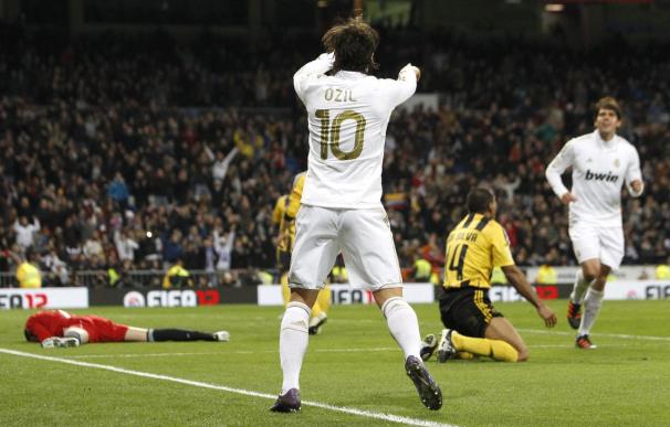 Özil impulsa al Madrid hacia el título
