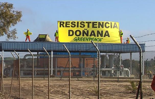 Greenpeace finaliza su acción en las instalaciones de Gas Natural en Doñana y lleva a Gobierno y Junta 75.000 firmas