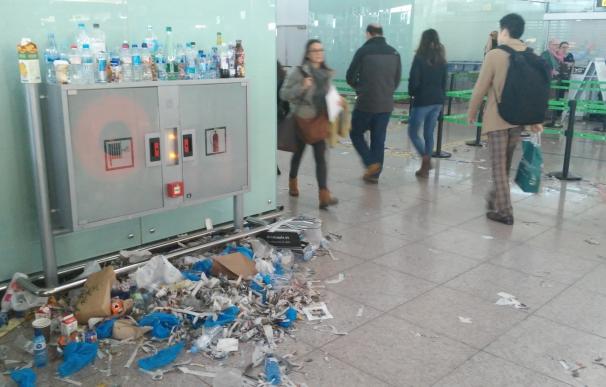 La suciedad se acumula en el Aeropuerto de Barcelona por la huelga de limpieza