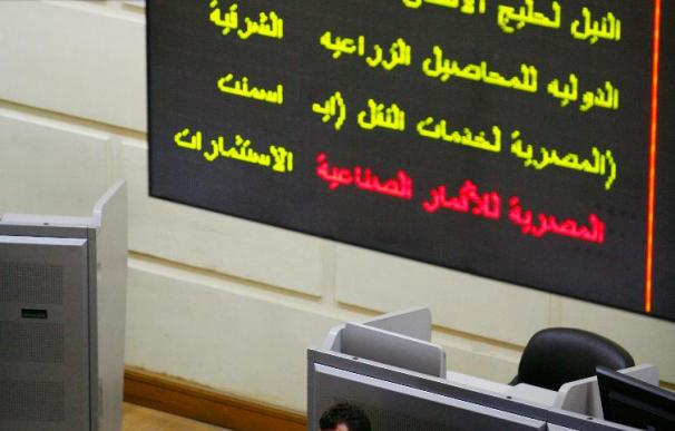 La Bolsa de El Cairo suspende temporalmente sus operaciones por la fuerte caída