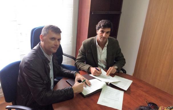 IU y PP firman la moción de censura de Jimena ante notario al "impedir varias personas" entrar al Ayuntamiento