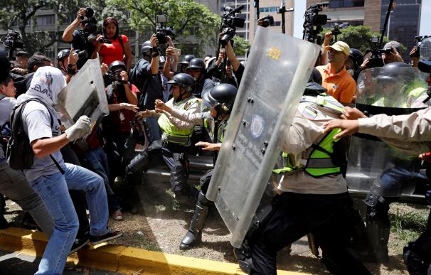 Las fuerzas de seguridad venezolanas reprimen una concentración opositora en Caracas