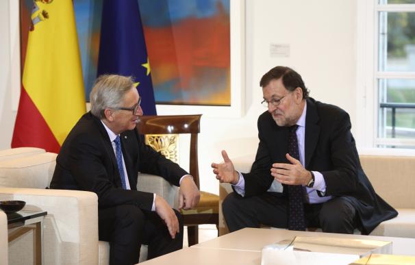 Rajoy anuncia a Juncker la inminente aprobación de las medidas para cumplir con el déficit